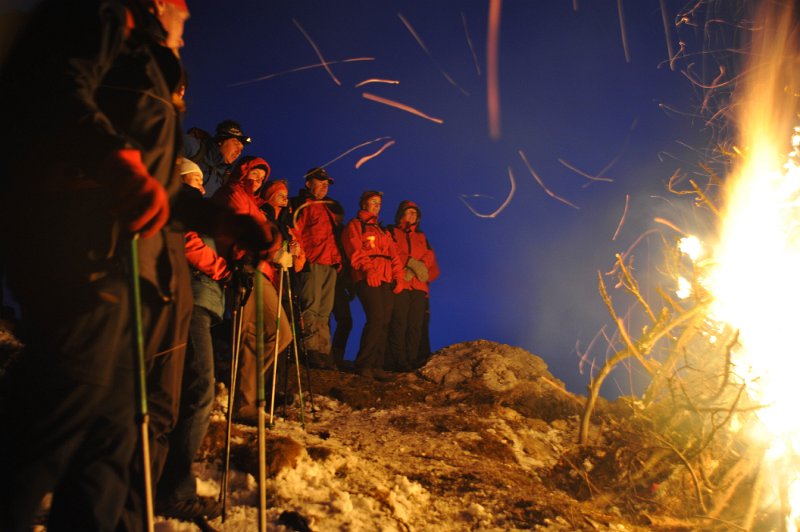 15 als es dunkler wird geht man naeher zum Feuer um sich ein wenig zu waermen.jpg